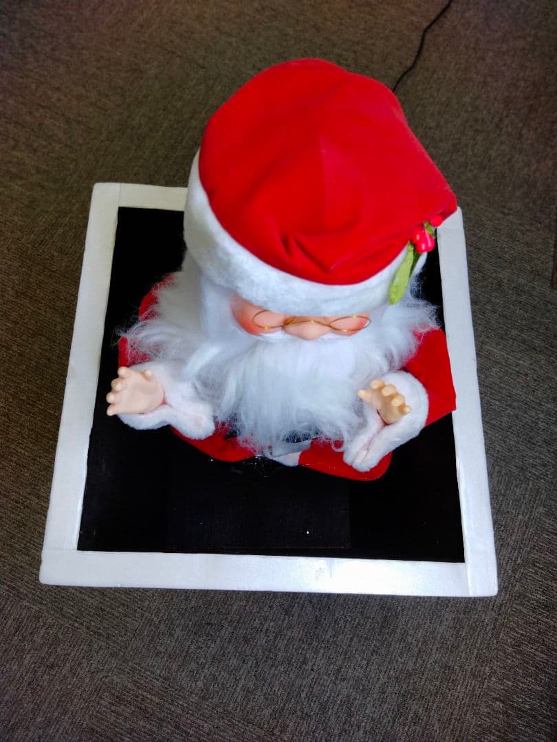 煙突から顔をのぞかせるサンタクロース　サンタ　クリスマス　ディスプレイ