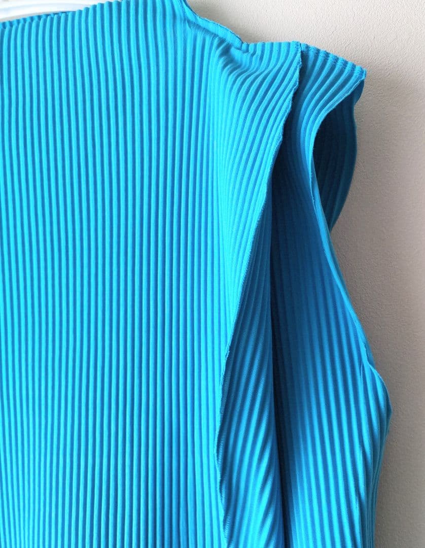 me ISSEY MIYAKE カーブプリーツ フレンチスリーブトップ ブルー