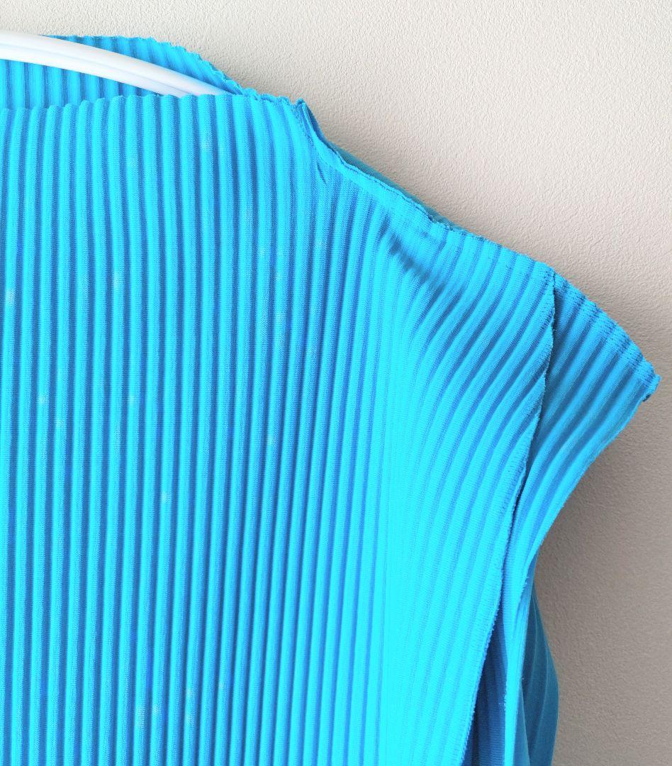 me ISSEY MIYAKE カーブプリーツ フレンチスリーブトップ ブルー
