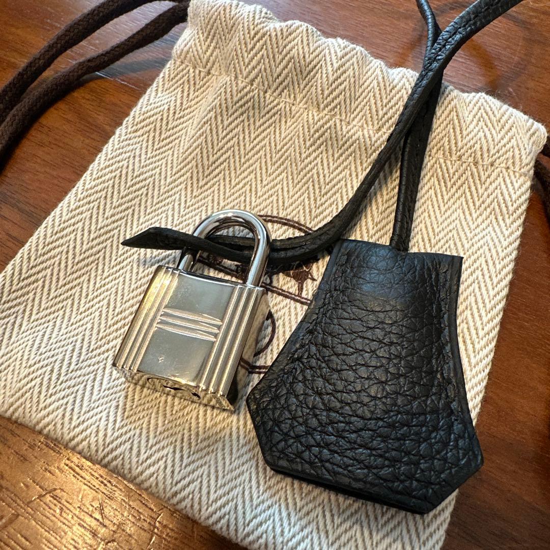 HERMES ブラックレザーキーホルダー （巾着袋付き）0176