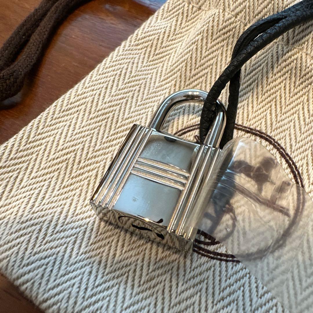 HERMES ブラックレザーキーホルダー （巾着袋付き）0176