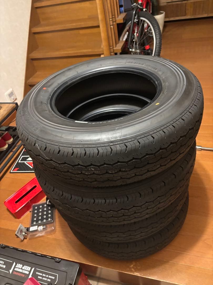 最安値送料込み　室内保管　195 80 15 ハイエースLT 新車外し25年2月