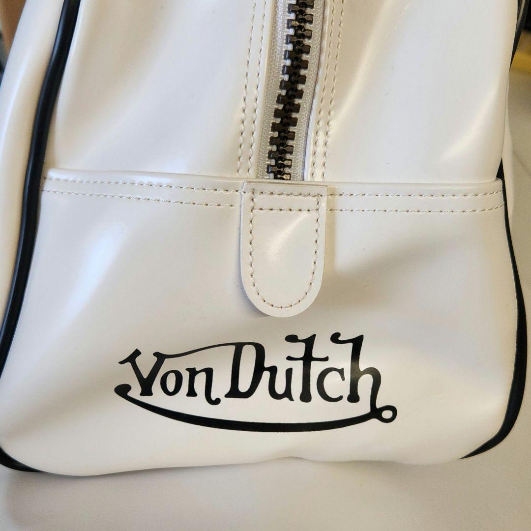 Von Dutch ロゴ入りホワイトボストンバッグ