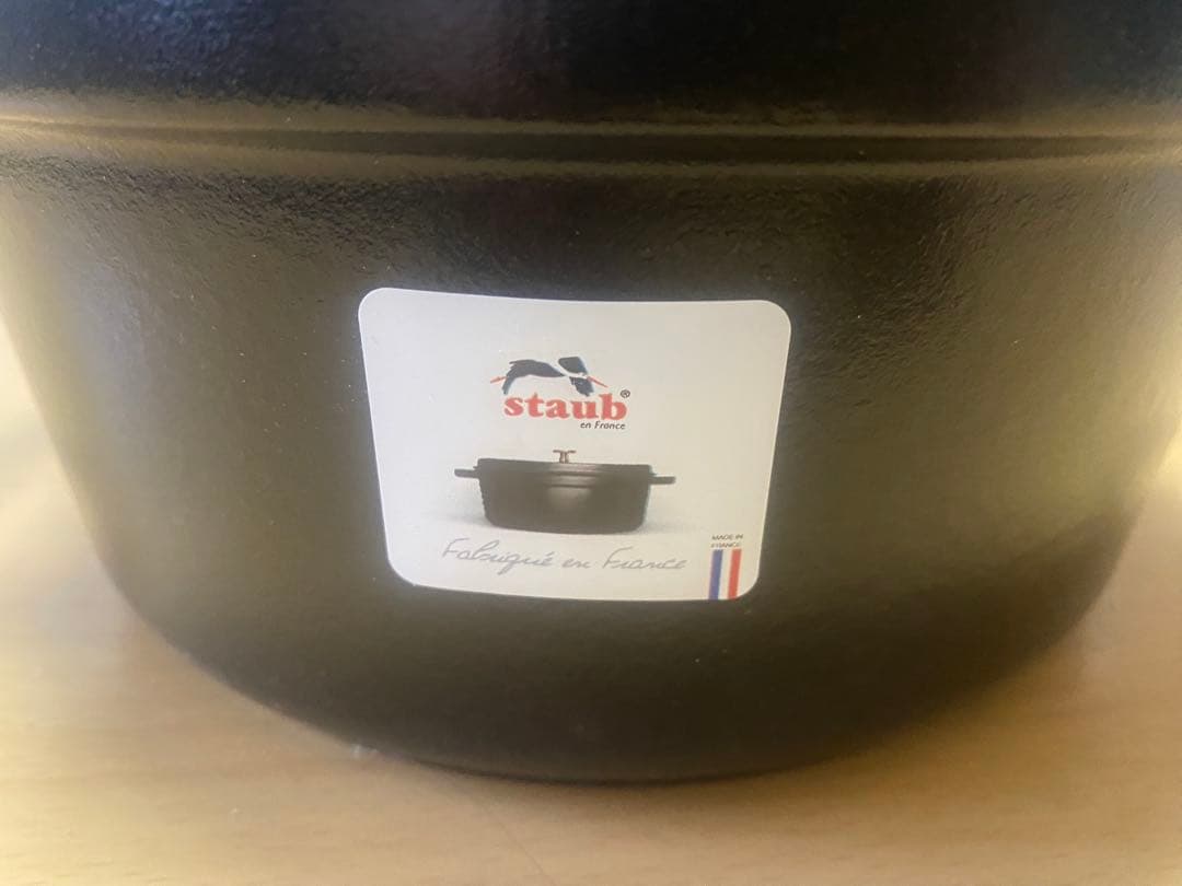 【未使用、シリアルナンバー付き】staub 鋳鉄 両手鍋 黒（20cm）