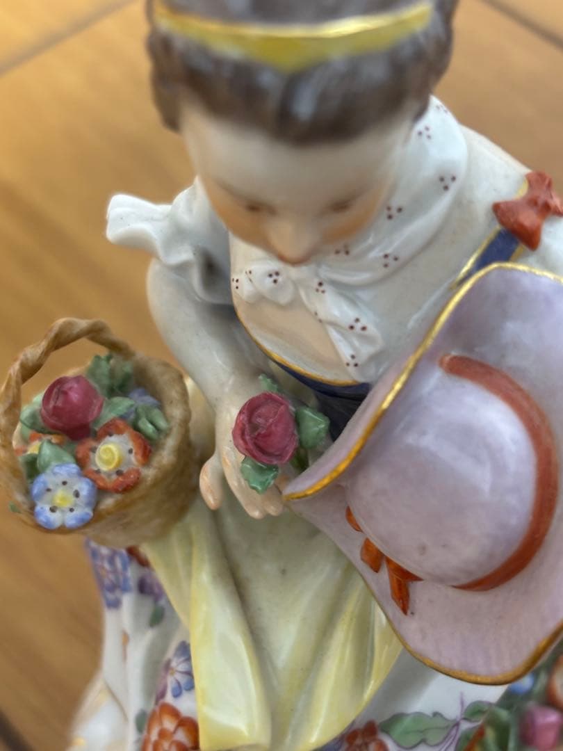 マイセン 花かごを持つ女性