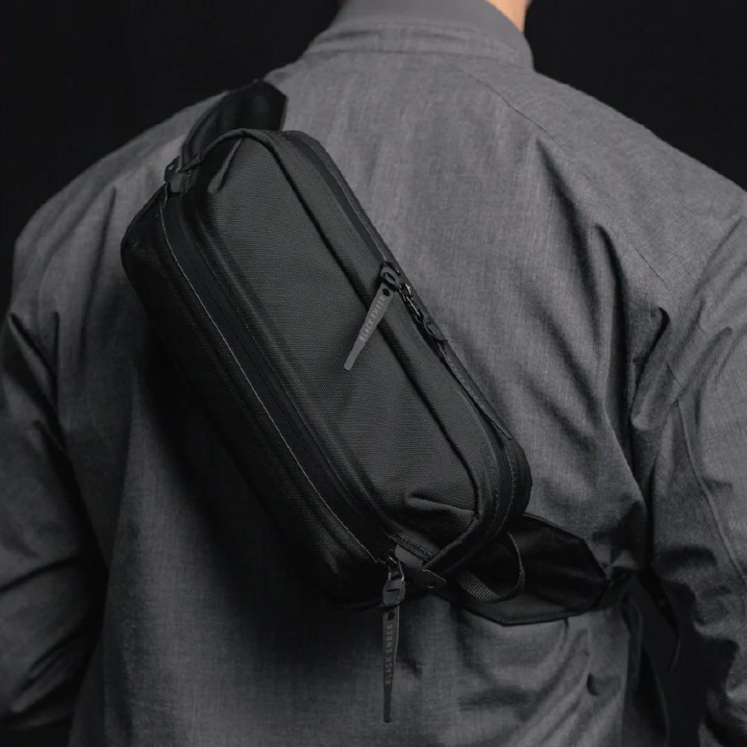 バッグ BLACK EMBER SLING BAG