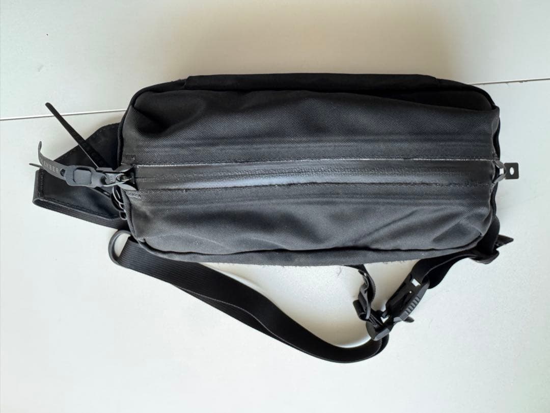 バッグ BLACK EMBER SLING BAG