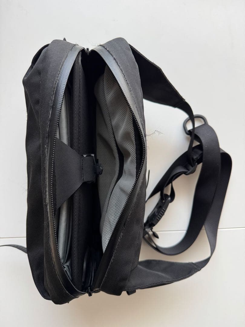 バッグ BLACK EMBER SLING BAG