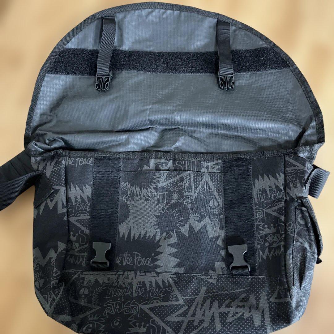 stussy 黒 ブラック グラフィックメッセンジャーバッグ ショルダーバッグ