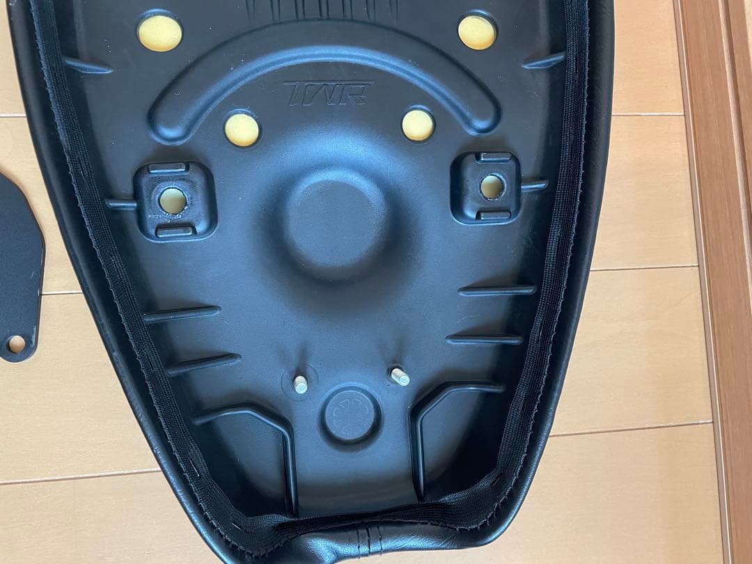 スーパーカブ、クロスカブ用 TWR製ローダウンシート　ブラック