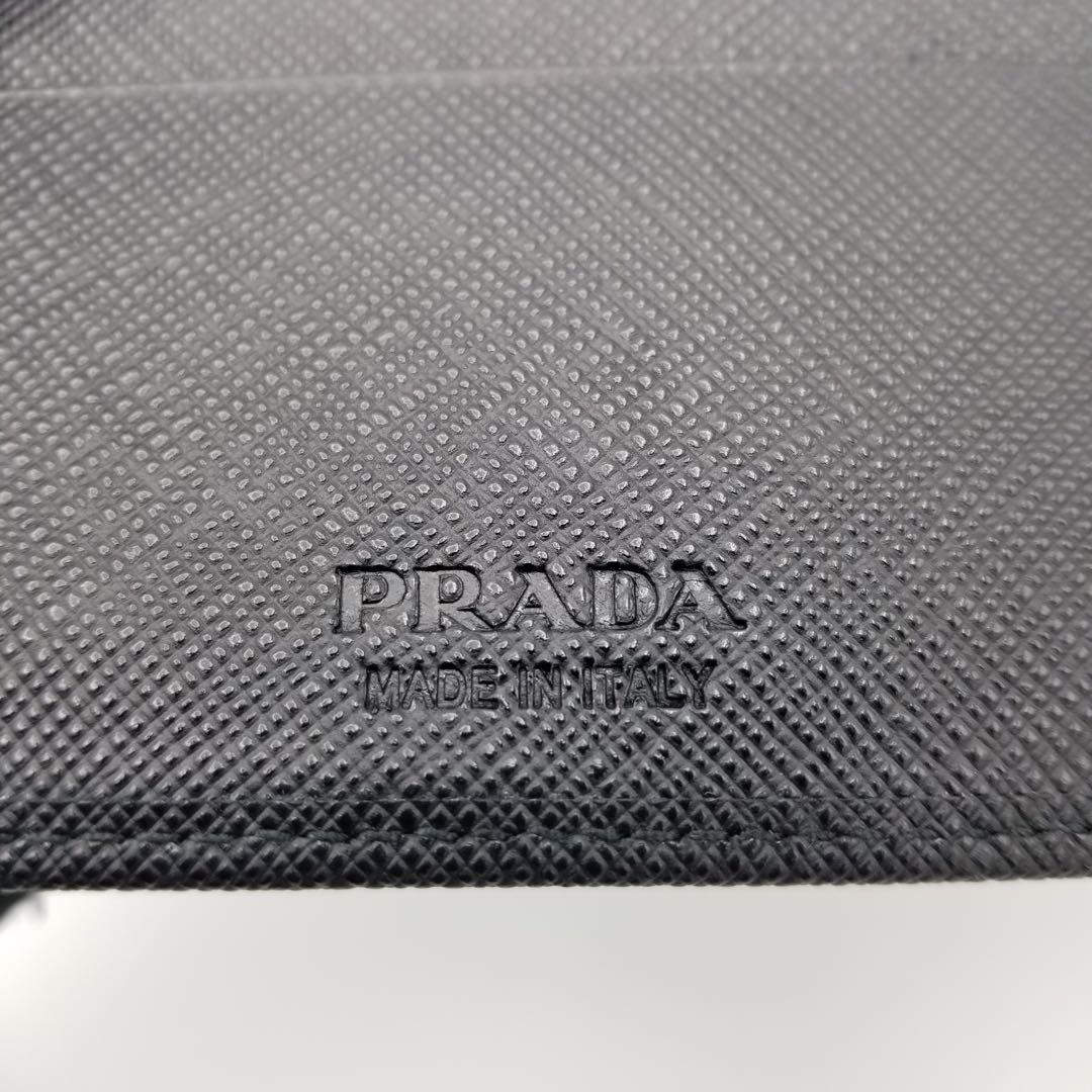 【極美品】プラダ 二つ折り財布 トライアングルロゴ ブラック