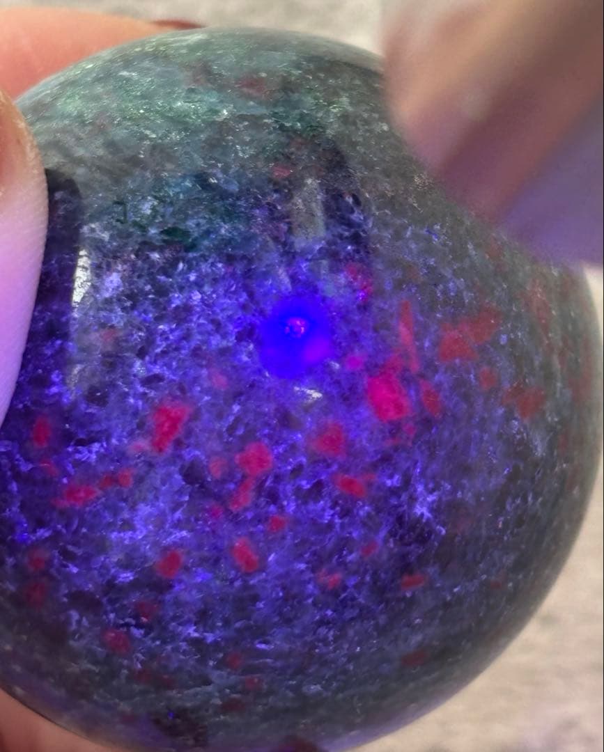 《高品質・ルビー蛍光×ブルーグリーン》ルビーインカイヤナイト スフィア　丸玉