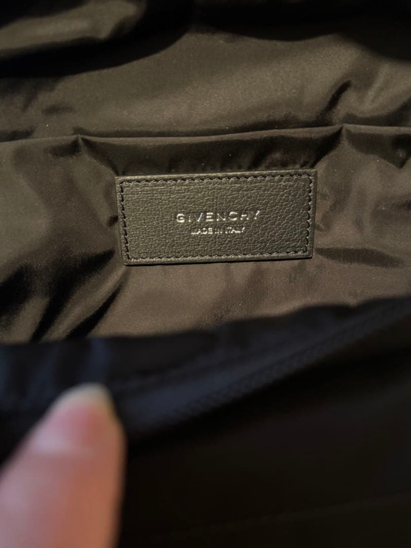 GIVENCHY ボディバッグ エッセンシャルU新品、未使用品!