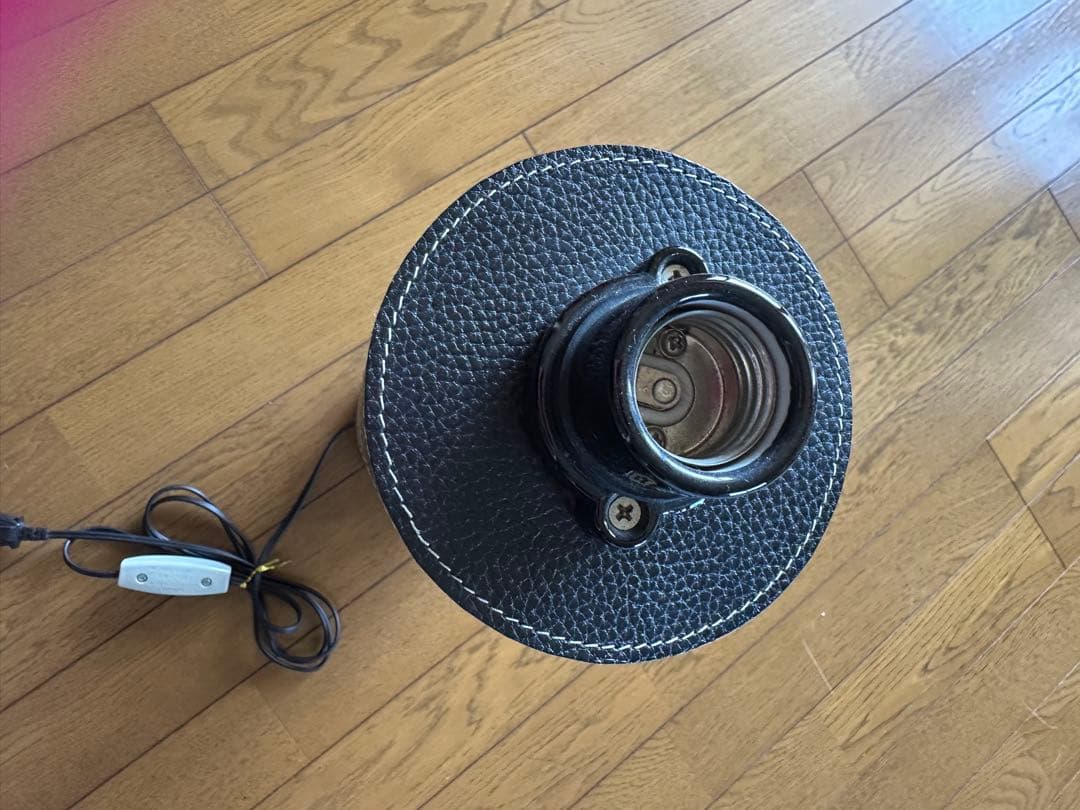 「黒フロアスタンド」牛革に凸凹加工のオシャレ円柱形