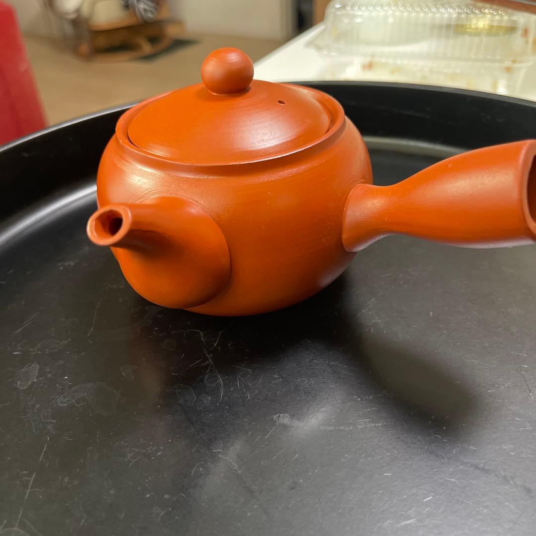 伝統的な和風デザインの漆塗り茶器セット