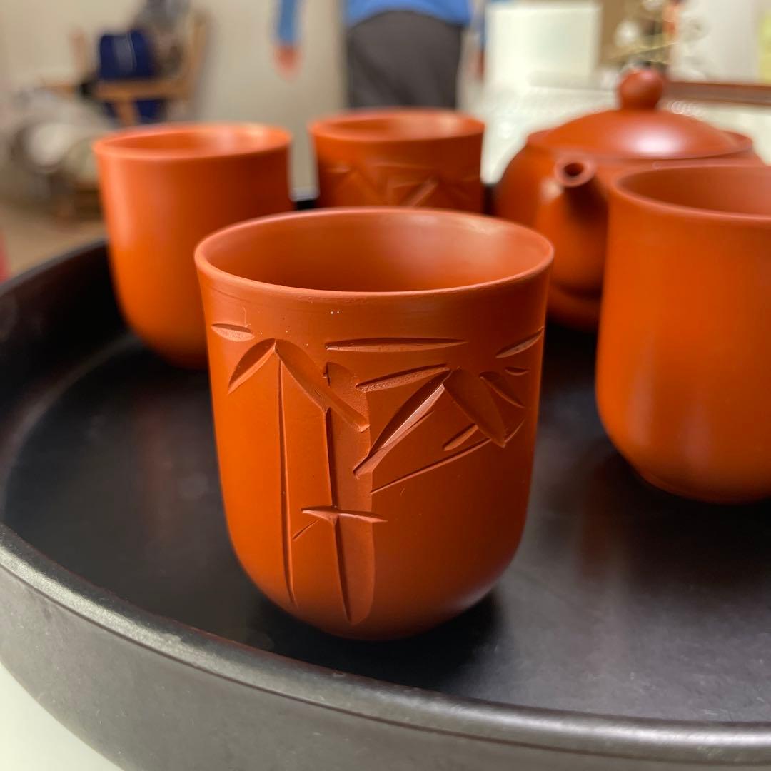 伝統的な和風デザインの漆塗り茶器セット