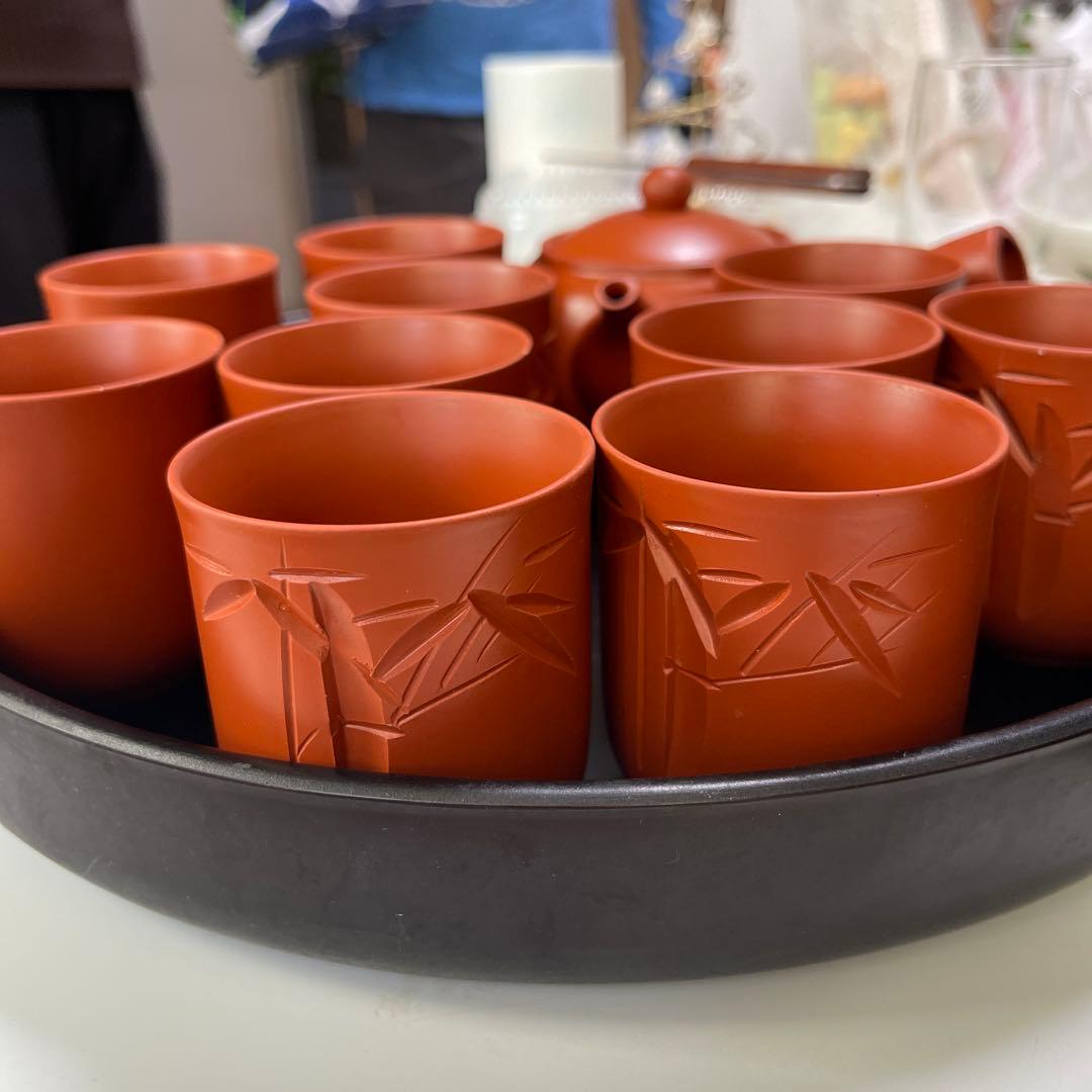 伝統的な和風デザインの漆塗り茶器セット