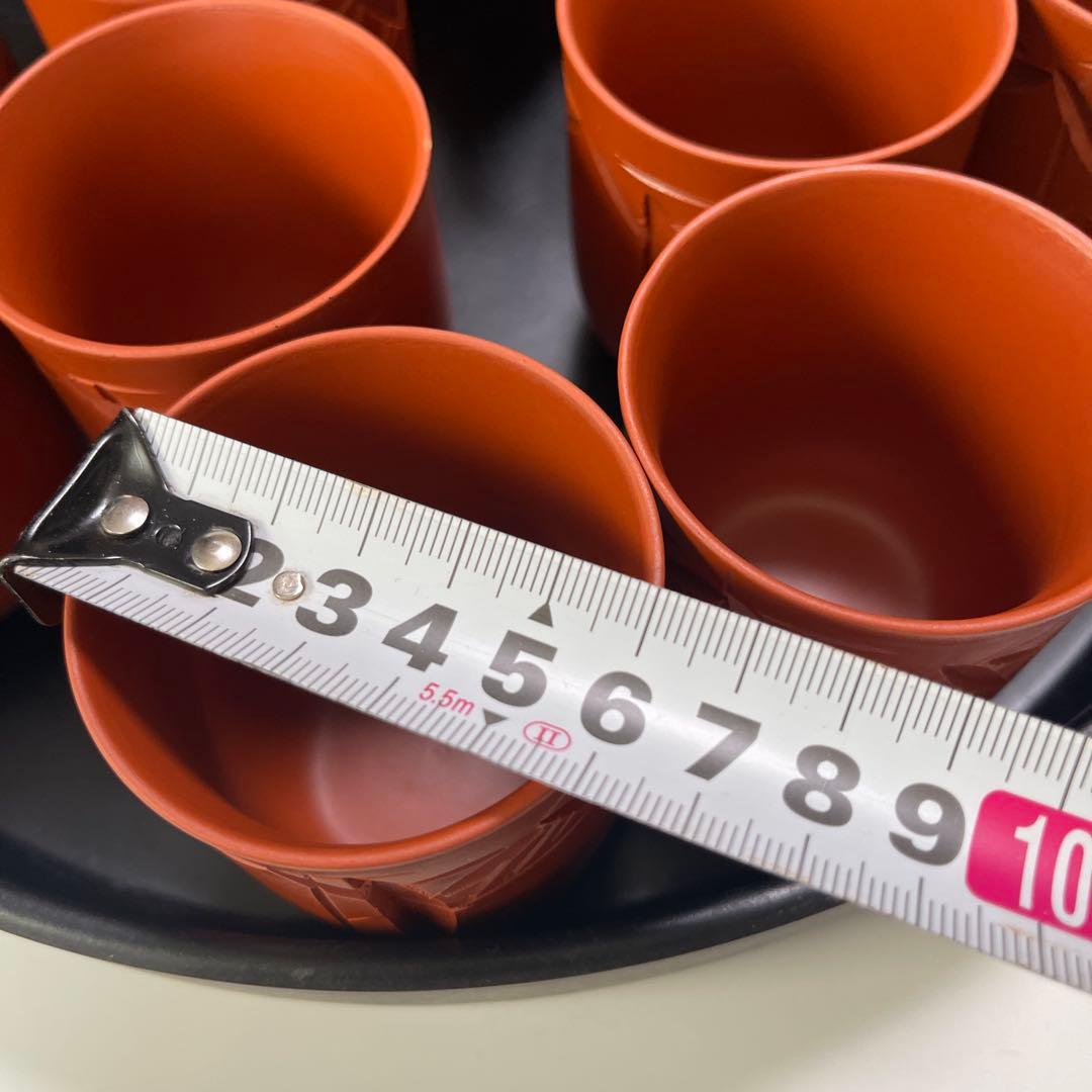 伝統的な和風デザインの漆塗り茶器セット