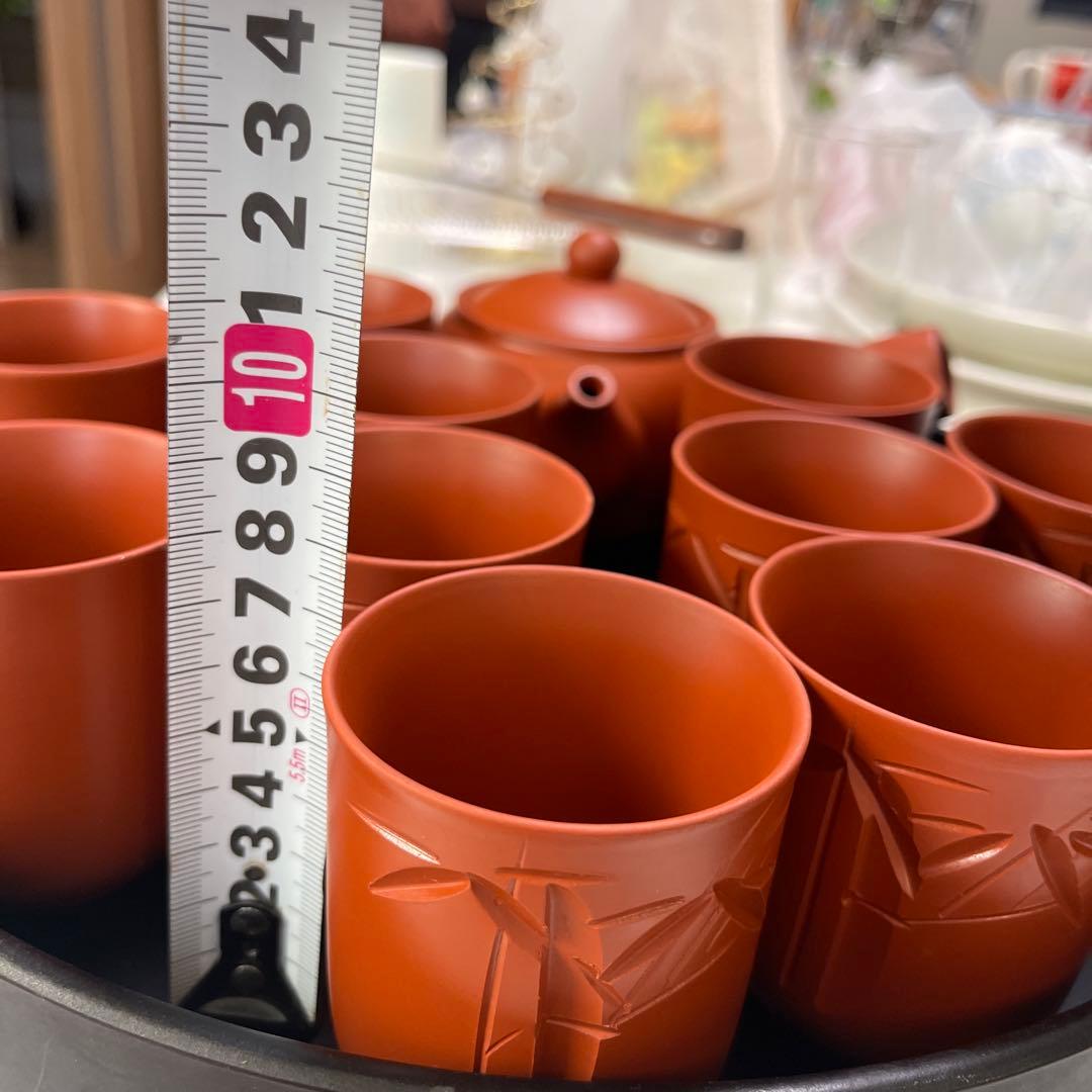 伝統的な和風デザインの漆塗り茶器セット