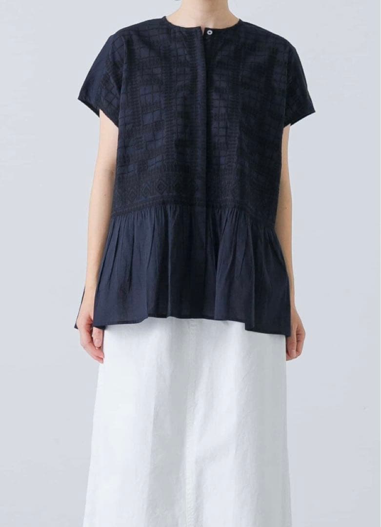 新品タグ付き　かぐれ　フロント刺繍フレンチブラウス　NAVY