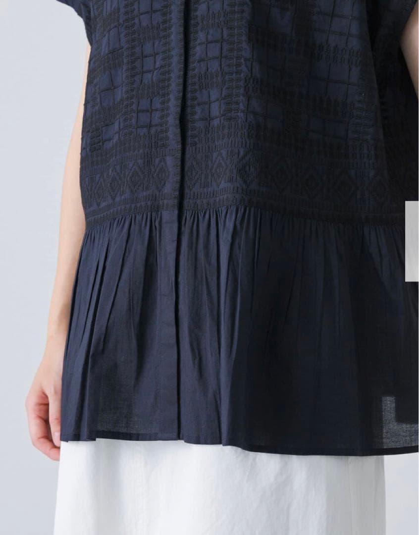 新品タグ付き　かぐれ　フロント刺繍フレンチブラウス　NAVY