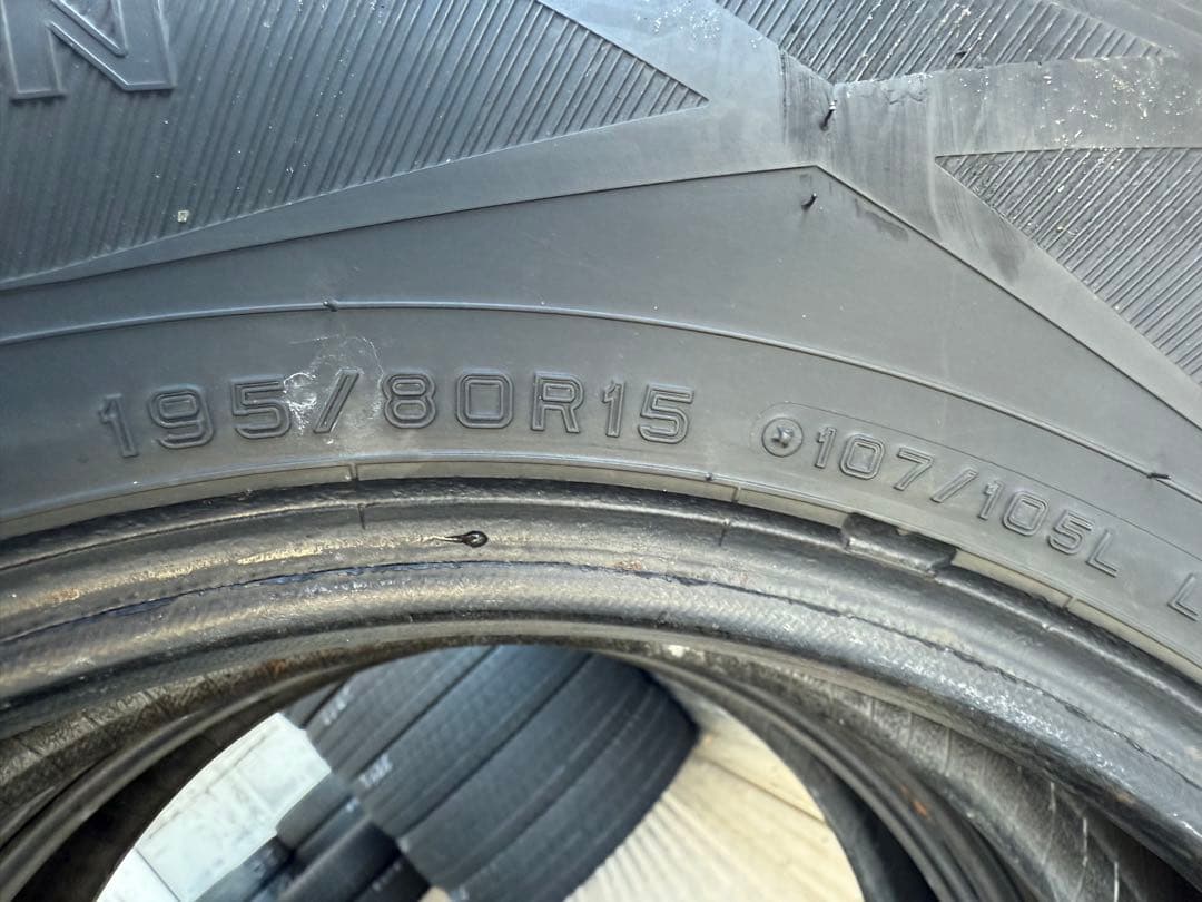 ダンロップスタッドレス195／80R15 107／105L LT