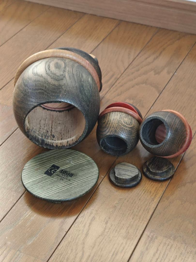 木製カエルの貯金箱と置物