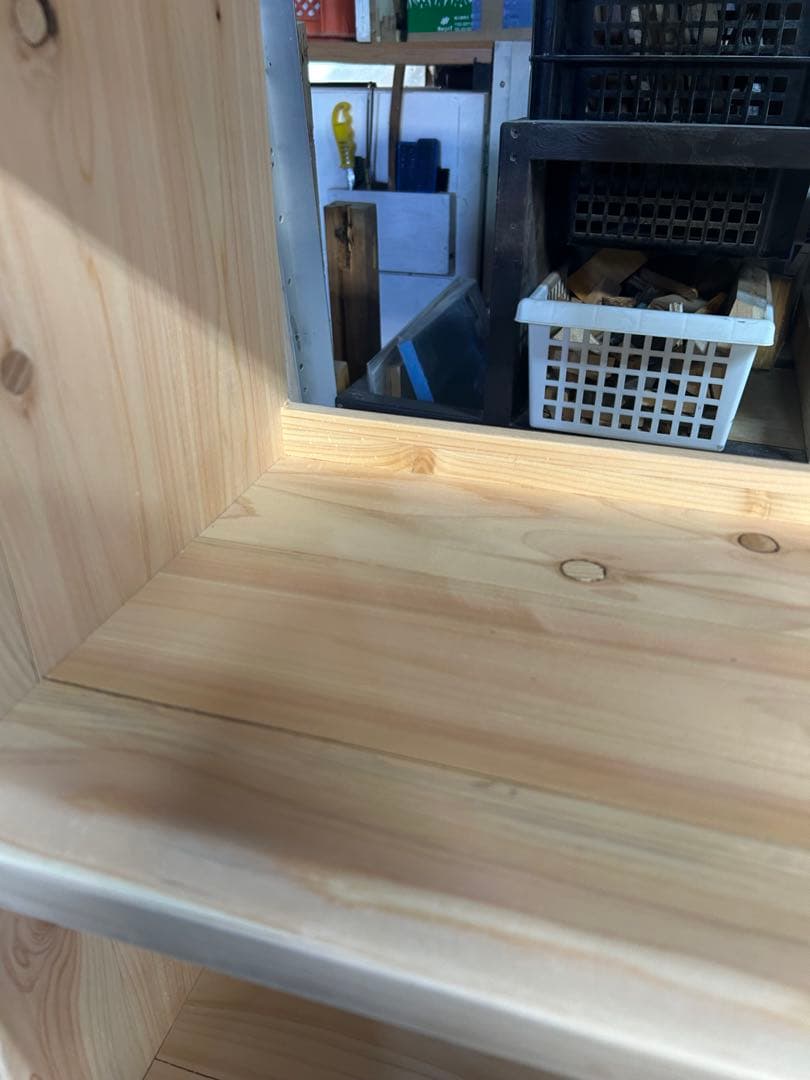 無垢材を使用したハンドメイドの本棚