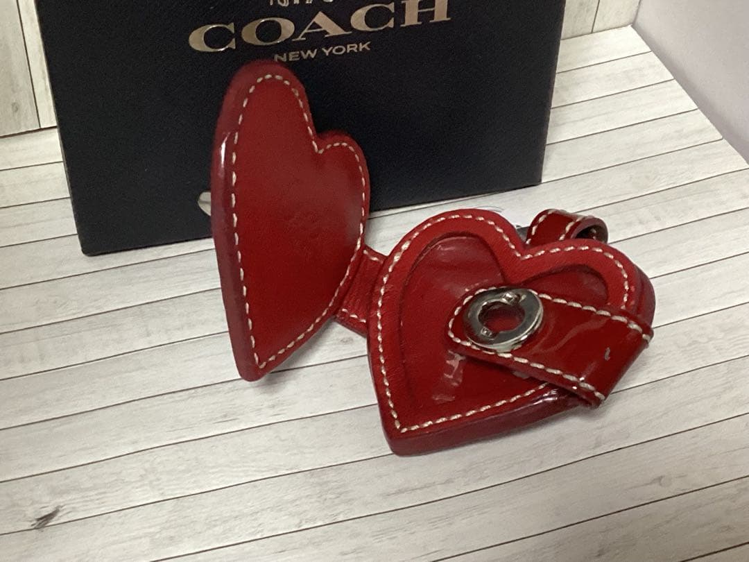 美品タグ付きコーチCOACH ハート型キーホルダー レッド本物写真入れハート