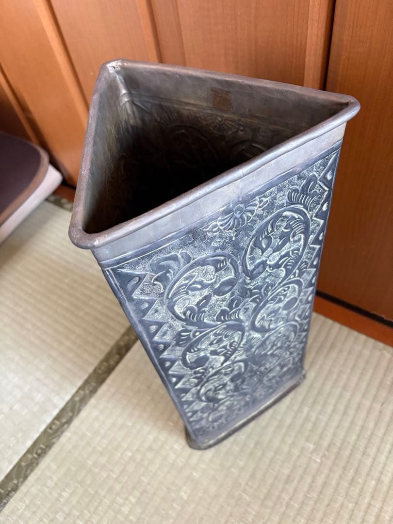 シルバーのエッチング装飾三角花瓶 アジアン アンティーク ビンテージ
