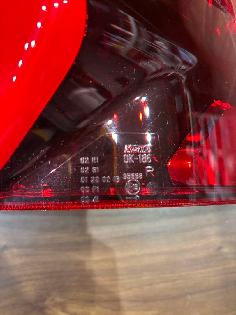 HILUX テールランプ OK-186 赤　右のみ