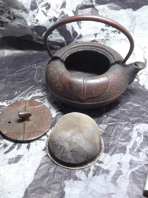 小振の南部鉄器の鉄の急須です。装飾性のあるものです