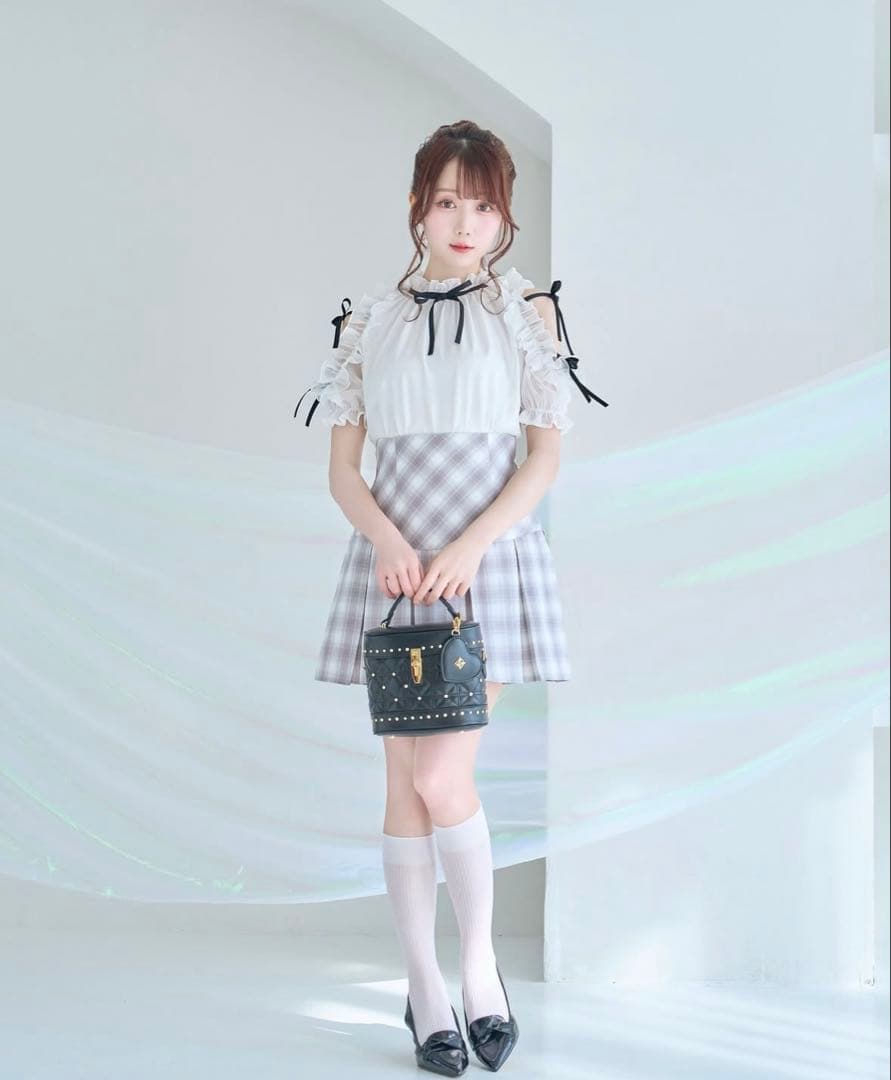 ロゼミューズ shoulder frills blouse ホワイト