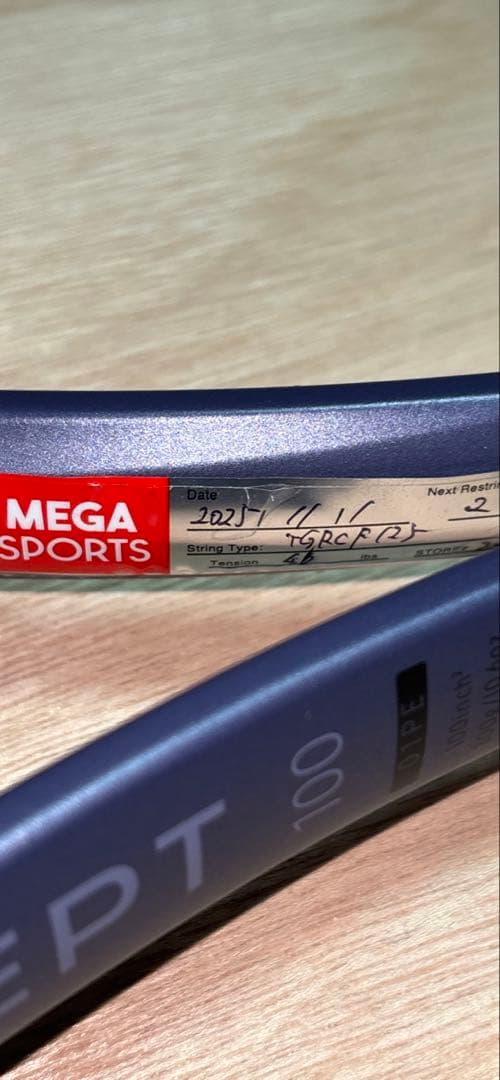 美品　YONEX 新色ミッドナイトネイビー、パーセプト 100 G2