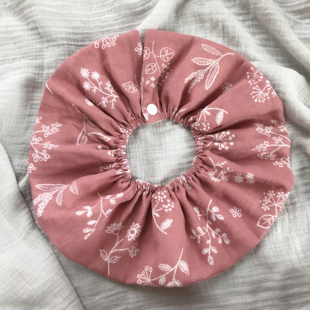 再々販★ピンクマーカーたて×すもも刺繍★ ハンドメイド　リバーシブル　スタイ