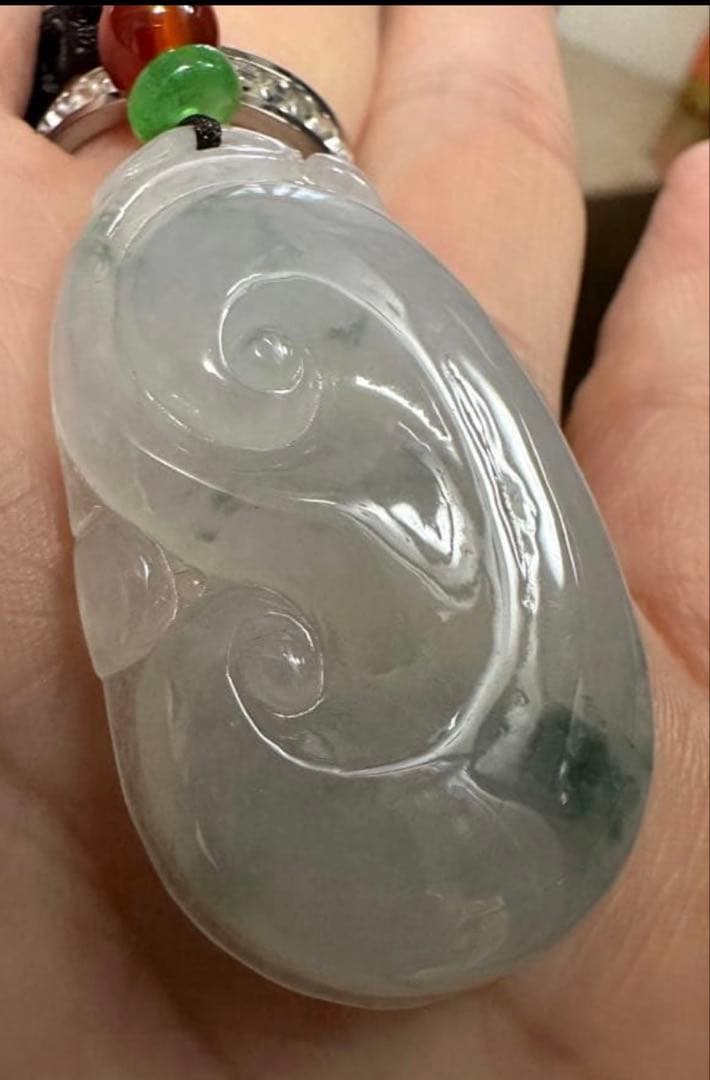 ミャンマー産純天然翡翠（A貨）糯冰種.花浮かびペンダント 瑪瑙ビーズ纽付き