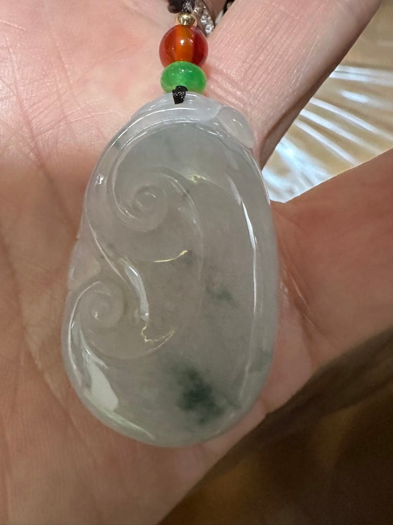 ミャンマー産純天然翡翠（A貨）糯冰種.花浮かびペンダント 瑪瑙ビーズ纽付き