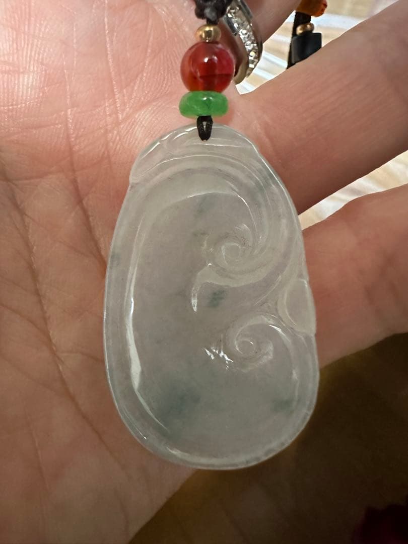 ミャンマー産純天然翡翠（A貨）糯冰種.花浮かびペンダント 瑪瑙ビーズ纽付き