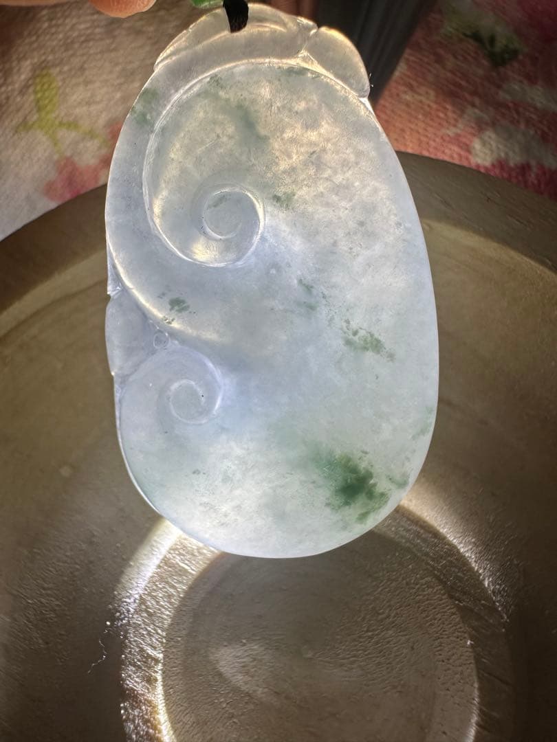 ミャンマー産純天然翡翠（A貨）糯冰種.花浮かびペンダント 瑪瑙ビーズ纽付き