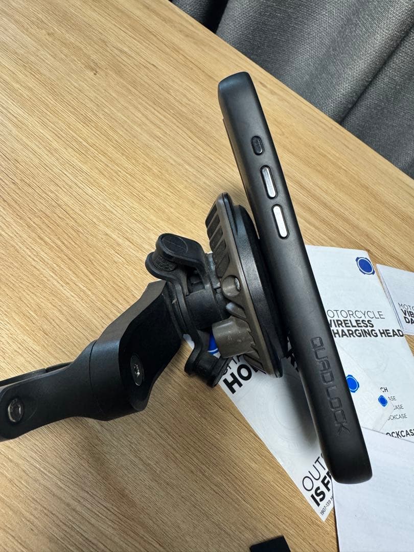Quad Lock バイク用セット マウント＋衝撃吸収ダンパー + 充電ヘッド他