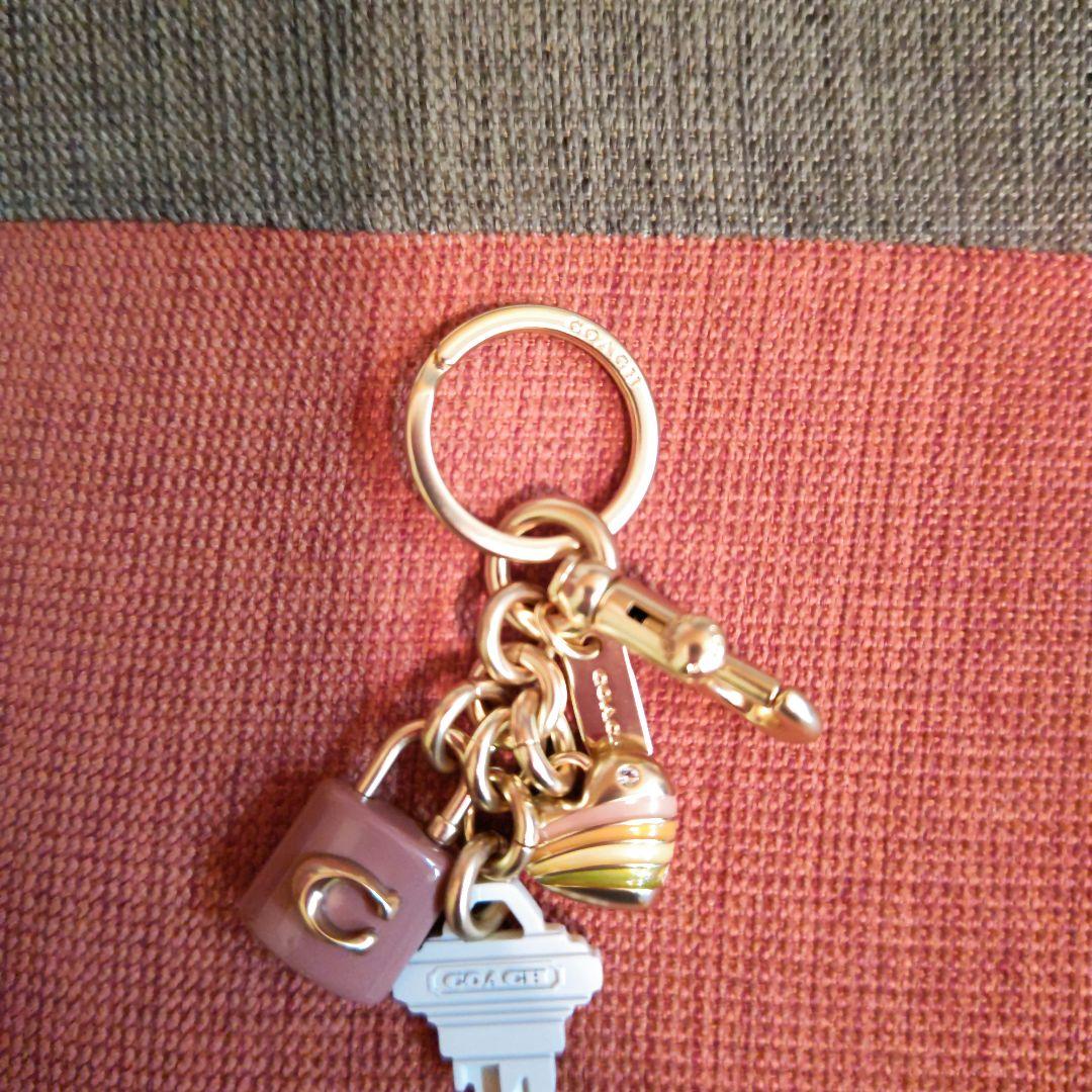 お値下げCOACH コーチ キーホルダー チャーム ハート 鍵 モチーフ 南京錠