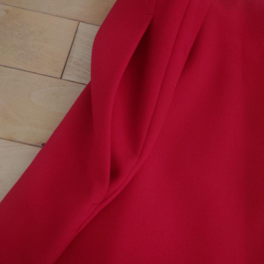 HugoBOSS　赤いひざ下スカート