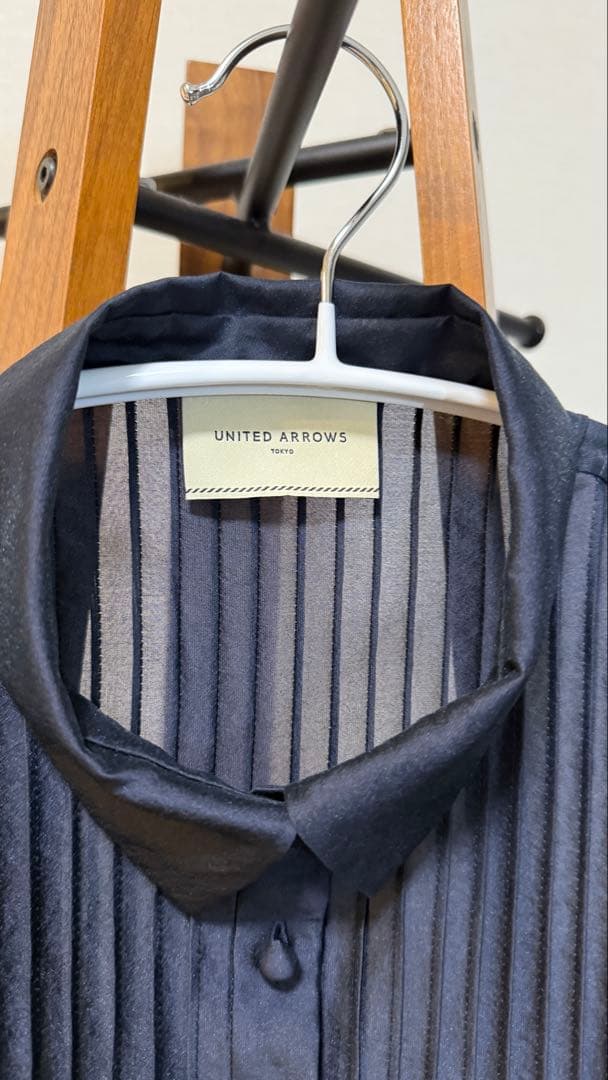 UNITED ARROWS シルキーピンタック バルーンスリーブブラウスNavy