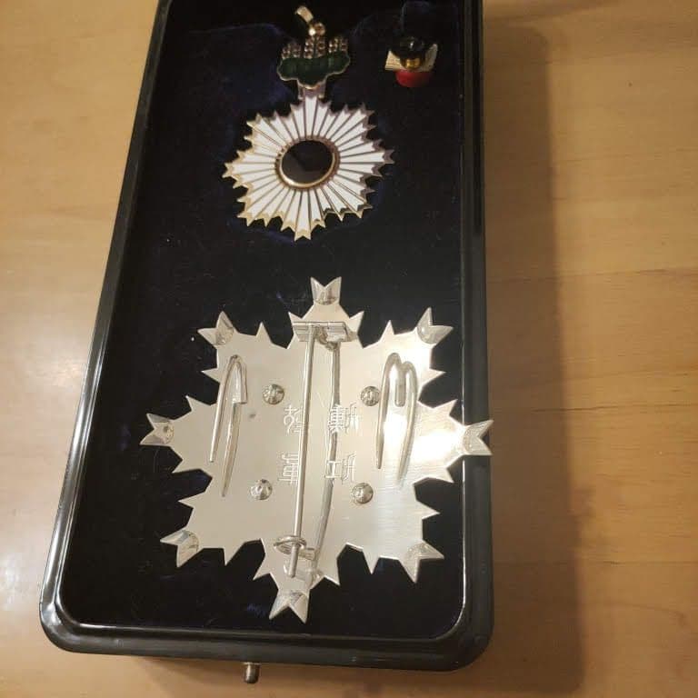 【激レア 極美品!】勲二等旭日重光章 明治勲章 本物保証 共箱入 完品 328