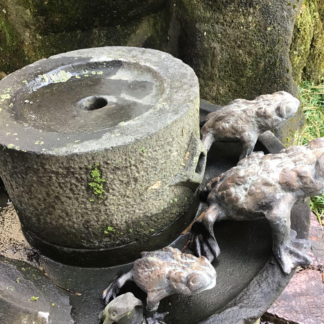 茶引き石臼　破損　庭オブジェ　銅引蛙付