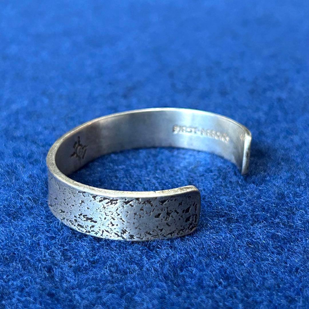アクセサリー First Arrows K18 hammered cast bangle