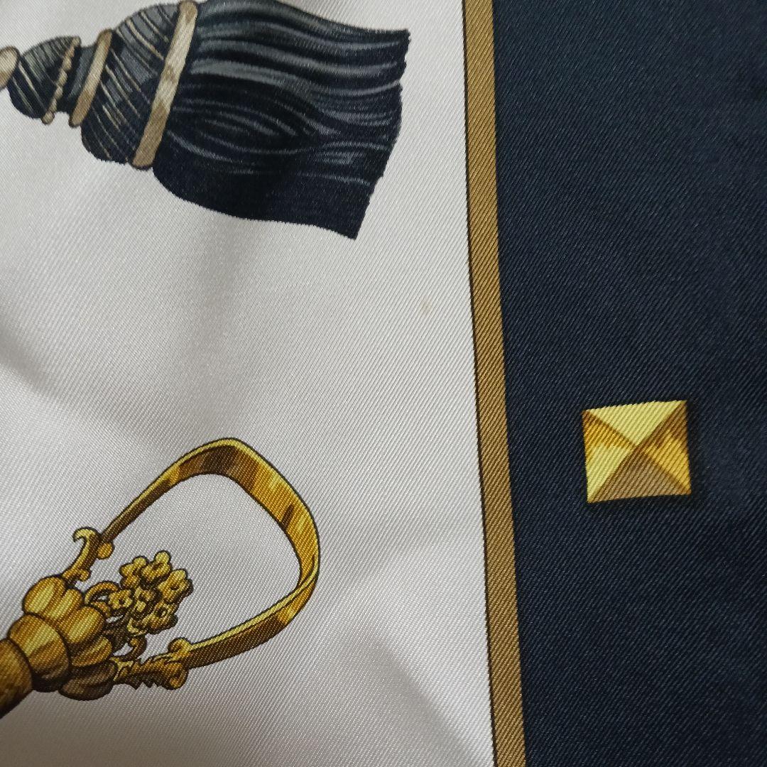 HERMES　エレガントな鍵デザインのシルクスカーフ