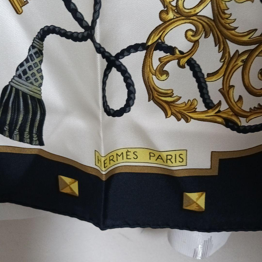 HERMES　エレガントな鍵デザインのシルクスカーフ