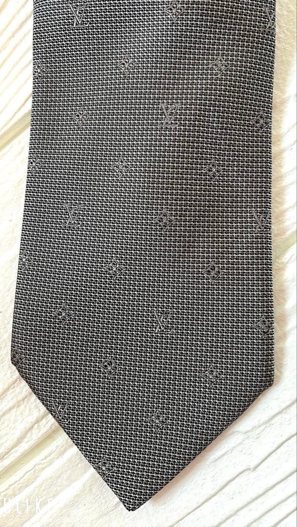 パ*ラ様 LOUIS VUITTON グレー ネクタイ　新品