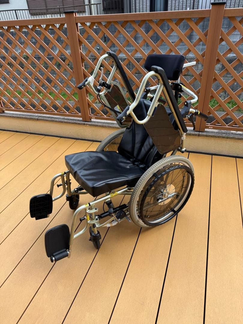 セルフリクライニング車椅子　カワムラサイクル